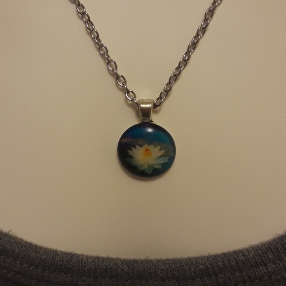 Lilly necklace - Picture 3 of 4